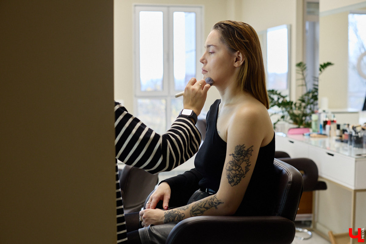 Впереди самая страшная ночь года! Время, когда устраивают пугающе веселые вечеринки или жуткие посиделки с друзьями. Ну а для любительниц макияжа это еще и повод придумать интересные образы. Для нашего издания визажист Ирина Фролкина продемонстрировала на модели Дарье Паниной два мейкапа, сочетающих в себе простоту нанесения и интересные детали.