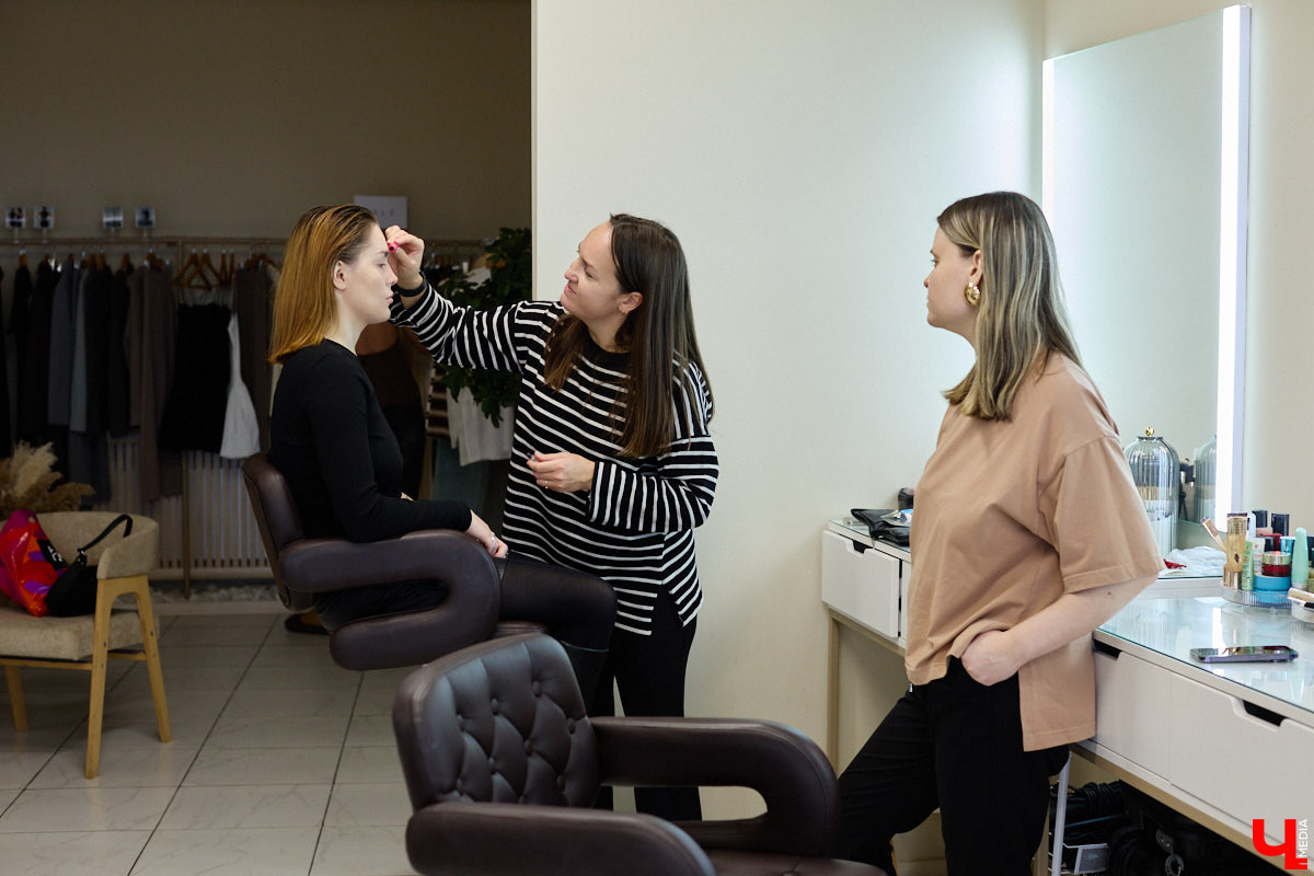 Впереди самая страшная ночь года! Время, когда устраивают пугающе веселые вечеринки или жуткие посиделки с друзьями. Ну а для любительниц макияжа это еще и повод придумать интересные образы. Для нашего издания визажист Ирина Фролкина продемонстрировала на модели Дарье Паниной два мейкапа, сочетающих в себе простоту нанесения и интересные детали.