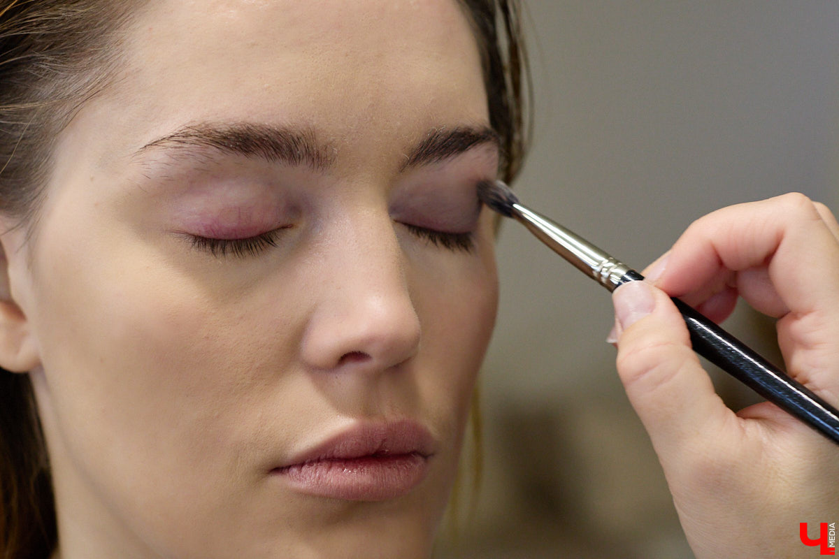 Впереди самая страшная ночь года! Время, когда устраивают пугающе веселые вечеринки или жуткие посиделки с друзьями. Ну а для любительниц макияжа это еще и повод придумать интересные образы. Для нашего издания визажист Ирина Фролкина продемонстрировала на модели Дарье Паниной два мейкапа, сочетающих в себе простоту нанесения и интересные детали.