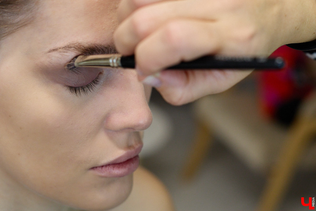 Впереди самая страшная ночь года! Время, когда устраивают пугающе веселые вечеринки или жуткие посиделки с друзьями. Ну а для любительниц макияжа это еще и повод придумать интересные образы. Для нашего издания визажист Ирина Фролкина продемонстрировала на модели Дарье Паниной два мейкапа, сочетающих в себе простоту нанесения и интересные детали.