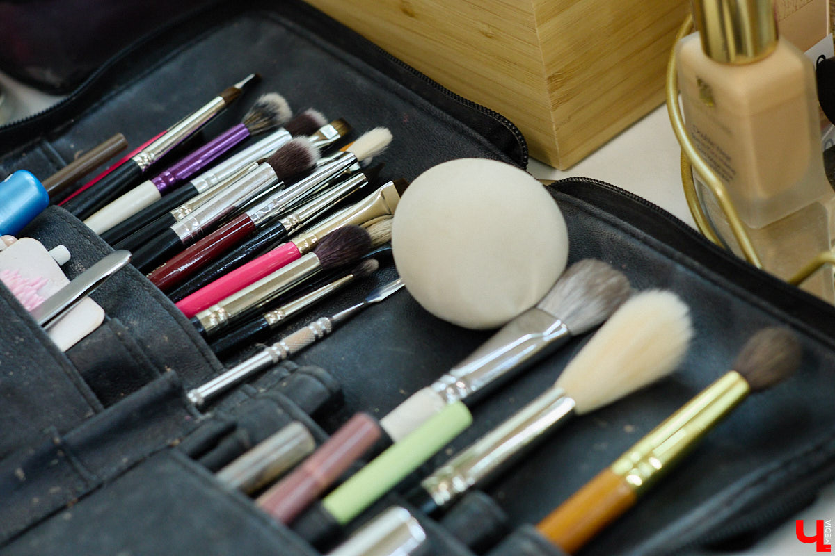 Впереди самая страшная ночь года! Время, когда устраивают пугающе веселые вечеринки или жуткие посиделки с друзьями. Ну а для любительниц макияжа это еще и повод придумать интересные образы. Для нашего издания визажист Ирина Фролкина продемонстрировала на модели Дарье Паниной два мейкапа, сочетающих в себе простоту нанесения и интересные детали.