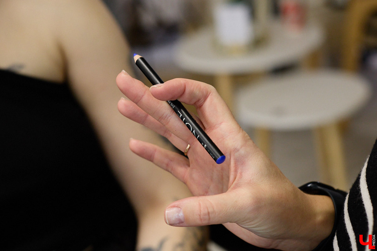 Впереди самая страшная ночь года! Время, когда устраивают пугающе веселые вечеринки или жуткие посиделки с друзьями. Ну а для любительниц макияжа это еще и повод придумать интересные образы. Для нашего издания визажист Ирина Фролкина продемонстрировала на модели Дарье Паниной два мейкапа, сочетающих в себе простоту нанесения и интересные детали.