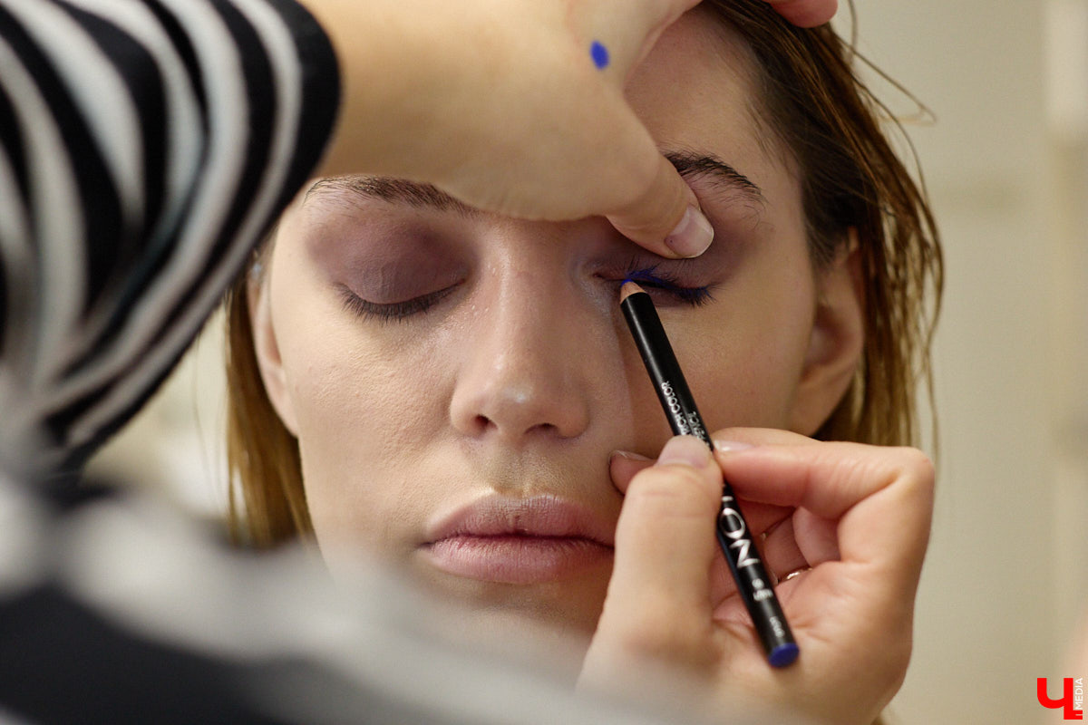 Впереди самая страшная ночь года! Время, когда устраивают пугающе веселые вечеринки или жуткие посиделки с друзьями. Ну а для любительниц макияжа это еще и повод придумать интересные образы. Для нашего издания визажист Ирина Фролкина продемонстрировала на модели Дарье Паниной два мейкапа, сочетающих в себе простоту нанесения и интересные детали.