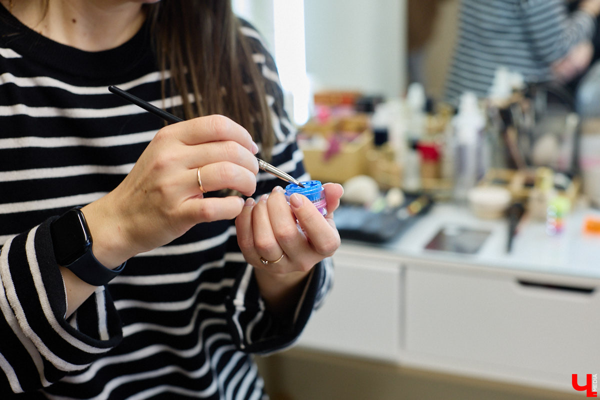 Впереди самая страшная ночь года! Время, когда устраивают пугающе веселые вечеринки или жуткие посиделки с друзьями. Ну а для любительниц макияжа это еще и повод придумать интересные образы. Для нашего издания визажист Ирина Фролкина продемонстрировала на модели Дарье Паниной два мейкапа, сочетающих в себе простоту нанесения и интересные детали.