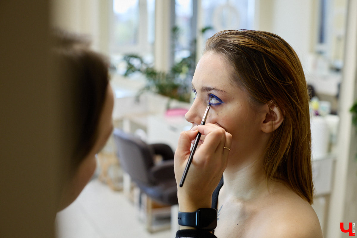 Впереди самая страшная ночь года! Время, когда устраивают пугающе веселые вечеринки или жуткие посиделки с друзьями. Ну а для любительниц макияжа это еще и повод придумать интересные образы. Для нашего издания визажист Ирина Фролкина продемонстрировала на модели Дарье Паниной два мейкапа, сочетающих в себе простоту нанесения и интересные детали.