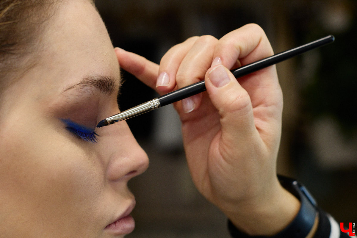 Впереди самая страшная ночь года! Время, когда устраивают пугающе веселые вечеринки или жуткие посиделки с друзьями. Ну а для любительниц макияжа это еще и повод придумать интересные образы. Для нашего издания визажист Ирина Фролкина продемонстрировала на модели Дарье Паниной два мейкапа, сочетающих в себе простоту нанесения и интересные детали.