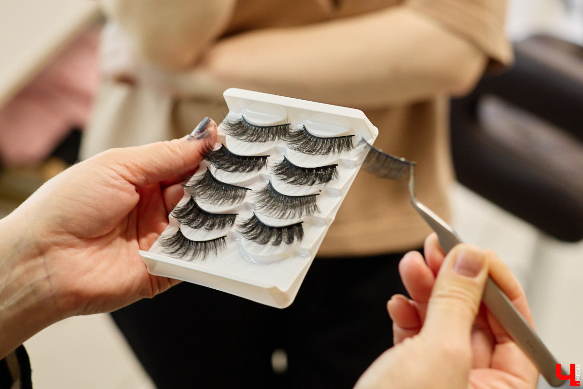 Впереди самая страшная ночь года! Время, когда устраивают пугающе веселые вечеринки или жуткие посиделки с друзьями. Ну а для любительниц макияжа это еще и повод придумать интересные образы. Для нашего издания визажист Ирина Фролкина продемонстрировала на модели Дарье Паниной два мейкапа, сочетающих в себе простоту нанесения и интересные детали.