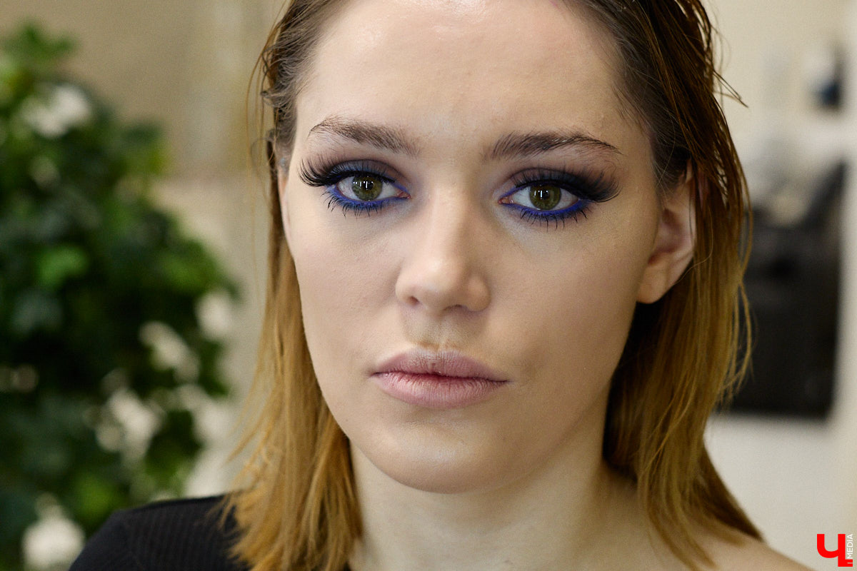 Впереди самая страшная ночь года! Время, когда устраивают пугающе веселые вечеринки или жуткие посиделки с друзьями. Ну а для любительниц макияжа это еще и повод придумать интересные образы. Для нашего издания визажист Ирина Фролкина продемонстрировала на модели Дарье Паниной два мейкапа, сочетающих в себе простоту нанесения и интересные детали.