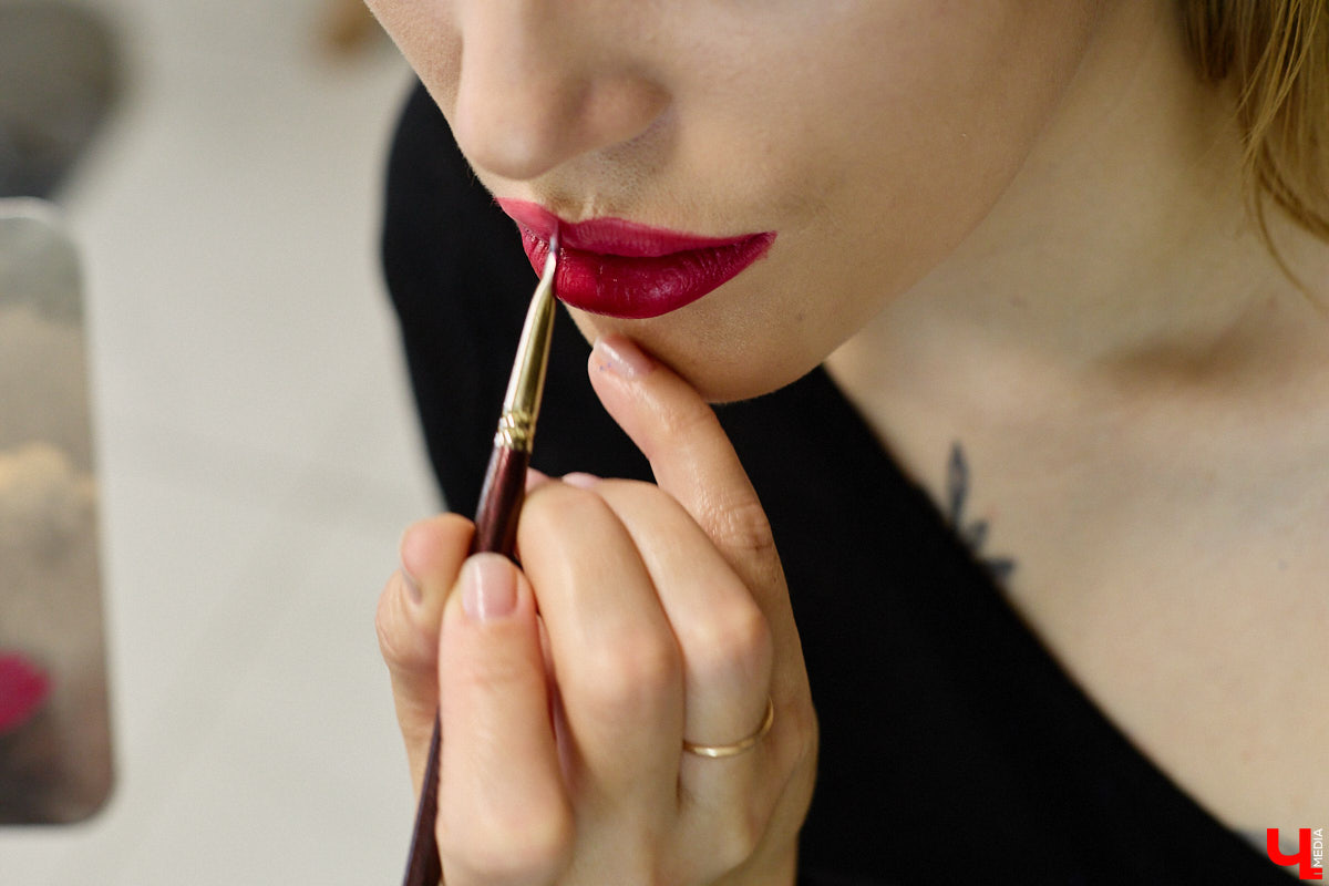 Впереди самая страшная ночь года! Время, когда устраивают пугающе веселые вечеринки или жуткие посиделки с друзьями. Ну а для любительниц макияжа это еще и повод придумать интересные образы. Для нашего издания визажист Ирина Фролкина продемонстрировала на модели Дарье Паниной два мейкапа, сочетающих в себе простоту нанесения и интересные детали.