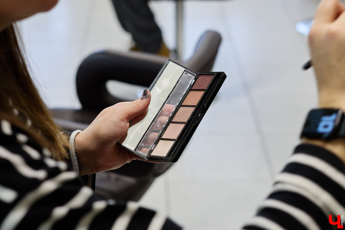 Впереди самая страшная ночь года! Время, когда устраивают пугающе веселые вечеринки или жуткие посиделки с друзьями. Ну а для любительниц макияжа это еще и повод придумать интересные образы. Для нашего издания визажист Ирина Фролкина продемонстрировала на модели Дарье Паниной два мейкапа, сочетающих в себе простоту нанесения и интересные детали.