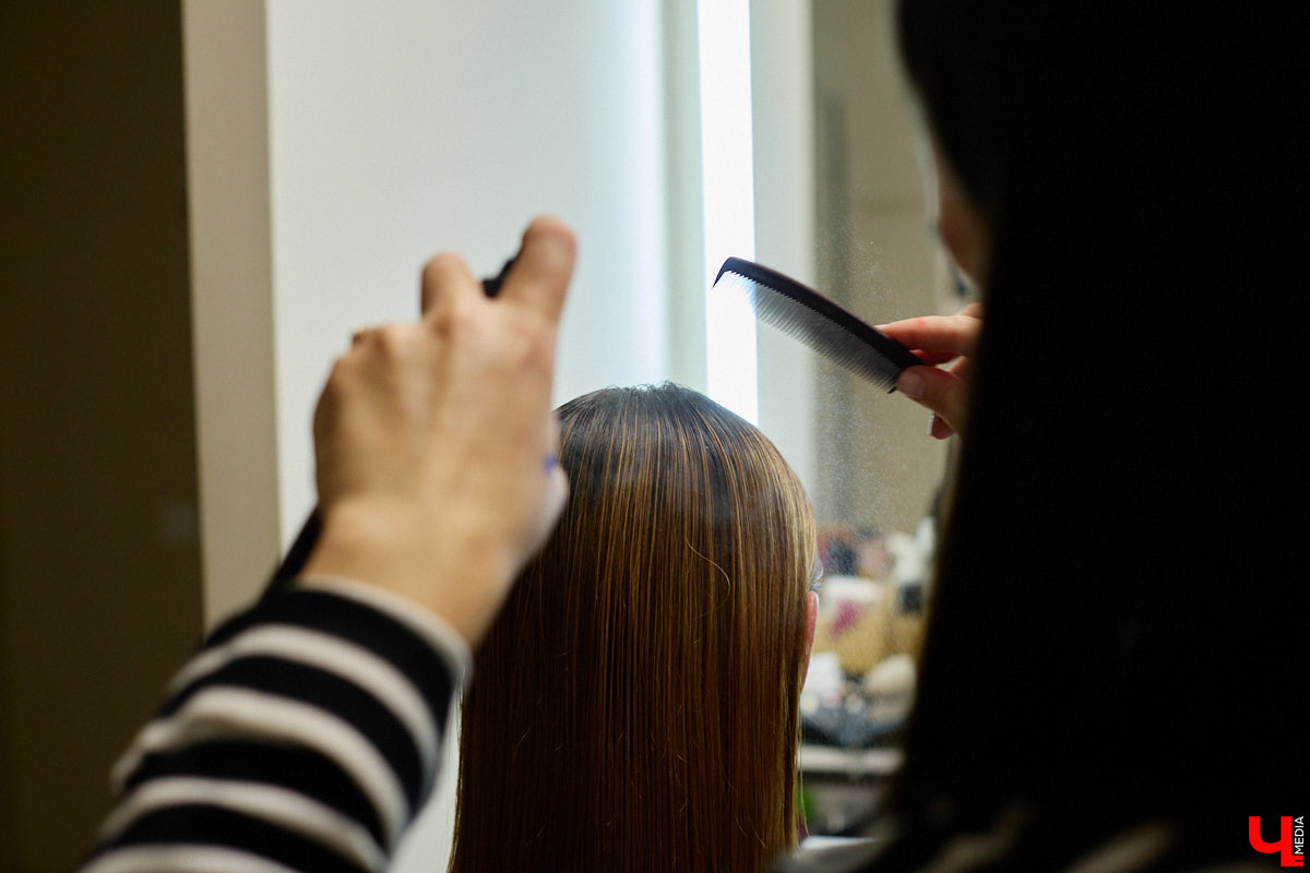 Впереди самая страшная ночь года! Время, когда устраивают пугающе веселые вечеринки или жуткие посиделки с друзьями. Ну а для любительниц макияжа это еще и повод придумать интересные образы. Для нашего издания визажист Ирина Фролкина продемонстрировала на модели Дарье Паниной два мейкапа, сочетающих в себе простоту нанесения и интересные детали.