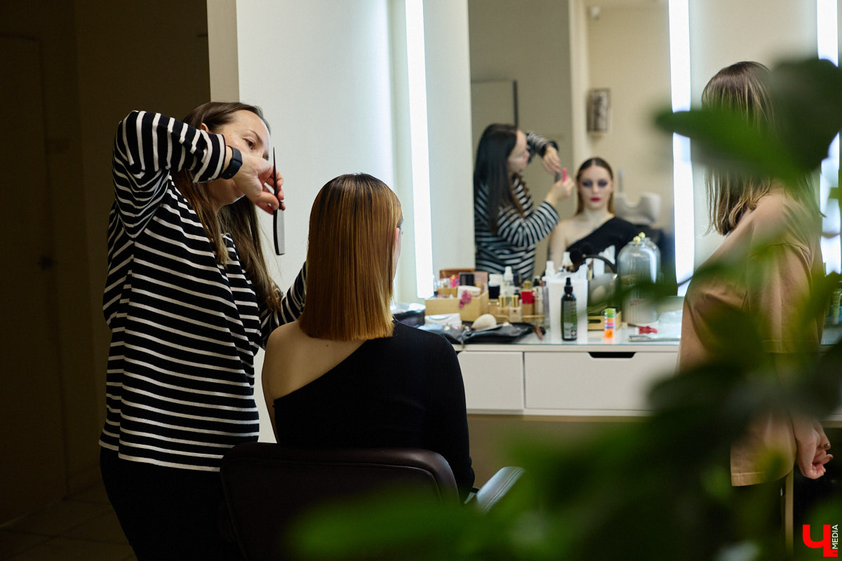 Впереди самая страшная ночь года! Время, когда устраивают пугающе веселые вечеринки или жуткие посиделки с друзьями. Ну а для любительниц макияжа это еще и повод придумать интересные образы. Для нашего издания визажист Ирина Фролкина продемонстрировала на модели Дарье Паниной два мейкапа, сочетающих в себе простоту нанесения и интересные детали.