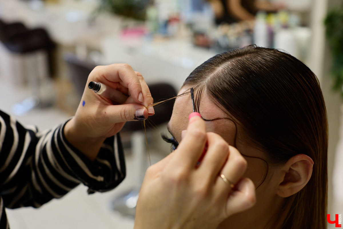 Впереди самая страшная ночь года! Время, когда устраивают пугающе веселые вечеринки или жуткие посиделки с друзьями. Ну а для любительниц макияжа это еще и повод придумать интересные образы. Для нашего издания визажист Ирина Фролкина продемонстрировала на модели Дарье Паниной два мейкапа, сочетающих в себе простоту нанесения и интересные детали.