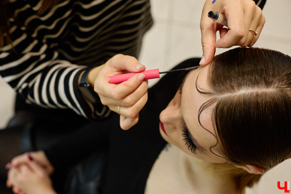 Впереди самая страшная ночь года! Время, когда устраивают пугающе веселые вечеринки или жуткие посиделки с друзьями. Ну а для любительниц макияжа это еще и повод придумать интересные образы. Для нашего издания визажист Ирина Фролкина продемонстрировала на модели Дарье Паниной два мейкапа, сочетающих в себе простоту нанесения и интересные детали.