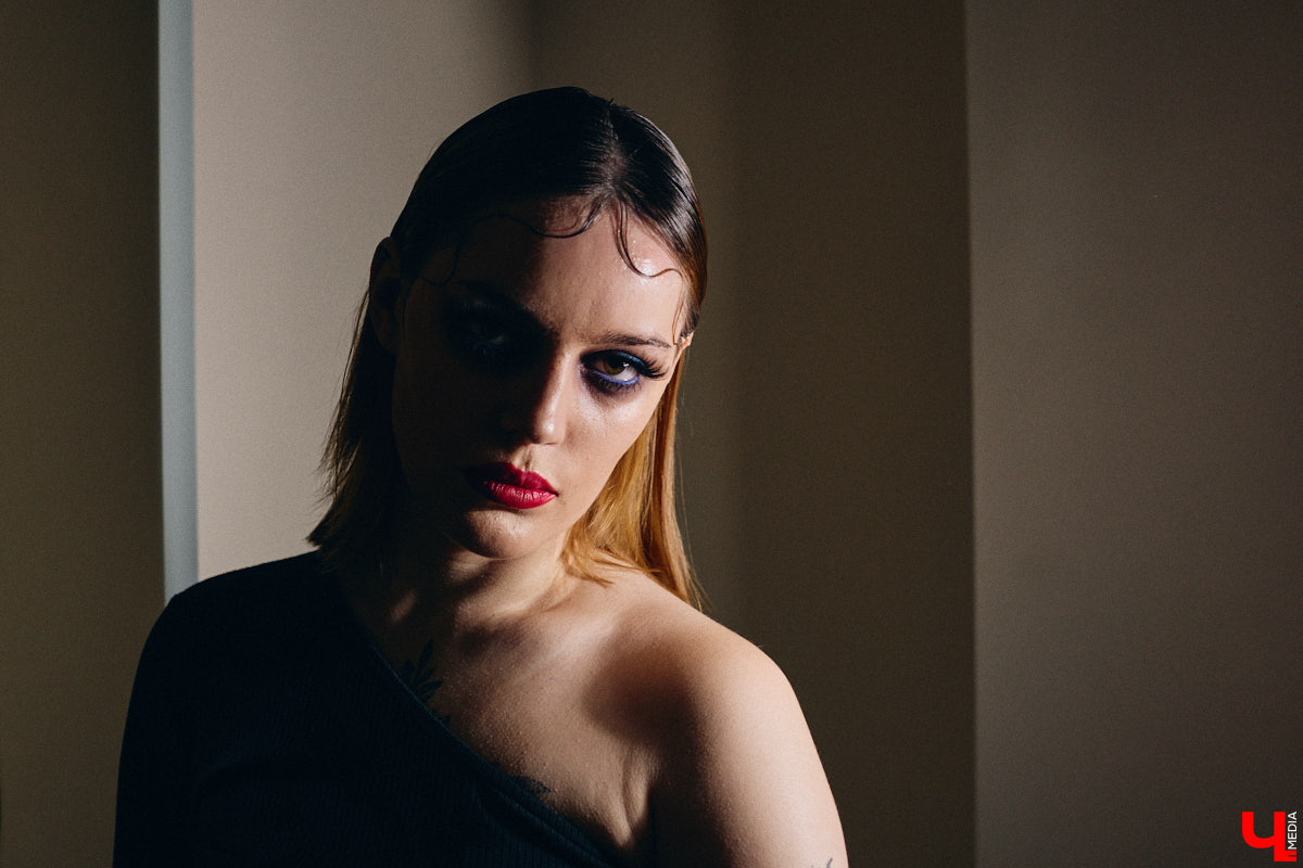 Впереди самая страшная ночь года! Время, когда устраивают пугающе веселые вечеринки или жуткие посиделки с друзьями. Ну а для любительниц макияжа это еще и повод придумать интересные образы. Для нашего издания визажист Ирина Фролкина продемонстрировала на модели Дарье Паниной два мейкапа, сочетающих в себе простоту нанесения и интересные детали.