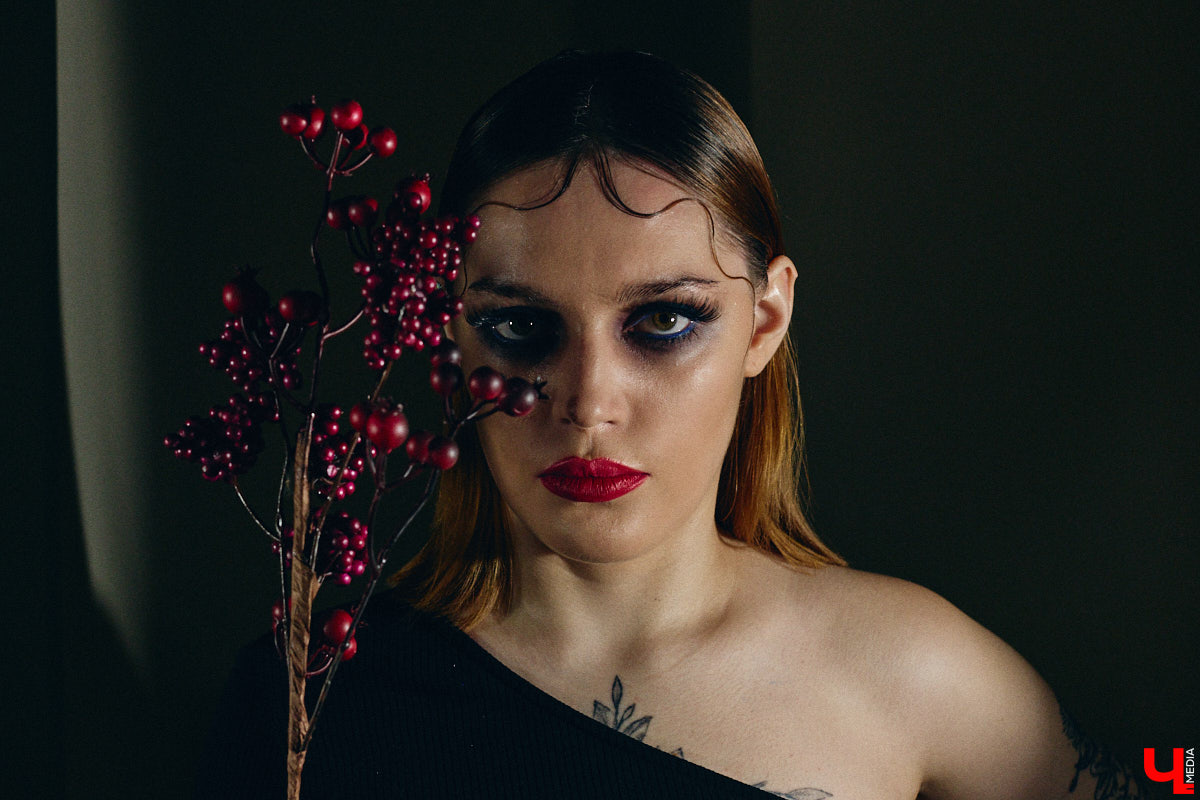 Впереди самая страшная ночь года! Время, когда устраивают пугающе веселые вечеринки или жуткие посиделки с друзьями. Ну а для любительниц макияжа это еще и повод придумать интересные образы. Для нашего издания визажист Ирина Фролкина продемонстрировала на модели Дарье Паниной два мейкапа, сочетающих в себе простоту нанесения и интересные детали.