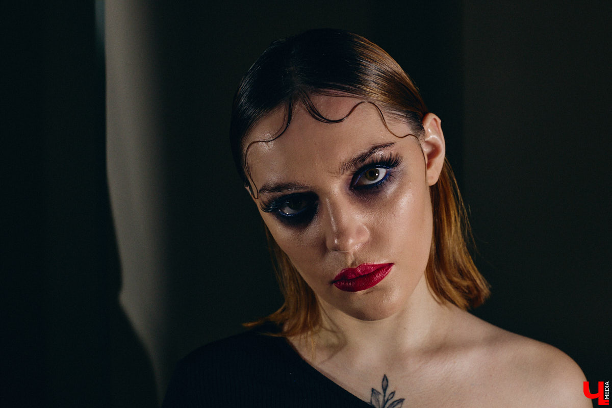 Впереди самая страшная ночь года! Время, когда устраивают пугающе веселые вечеринки или жуткие посиделки с друзьями. Ну а для любительниц макияжа это еще и повод придумать интересные образы. Для нашего издания визажист Ирина Фролкина продемонстрировала на модели Дарье Паниной два мейкапа, сочетающих в себе простоту нанесения и интересные детали.
