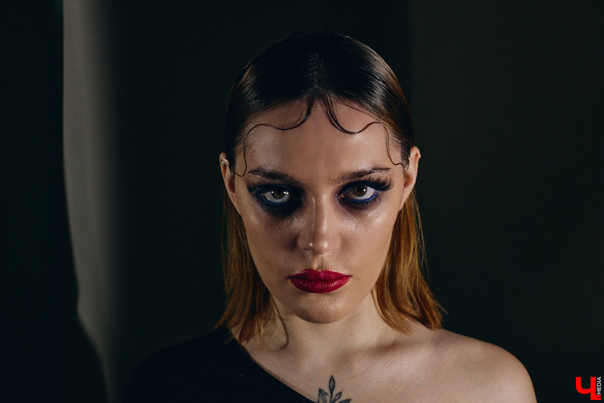 Впереди самая страшная ночь года! Время, когда устраивают пугающе веселые вечеринки или жуткие посиделки с друзьями. Ну а для любительниц макияжа это еще и повод придумать интересные образы. Для нашего издания визажист Ирина Фролкина продемонстрировала на модели Дарье Паниной два мейкапа, сочетающих в себе простоту нанесения и интересные детали.