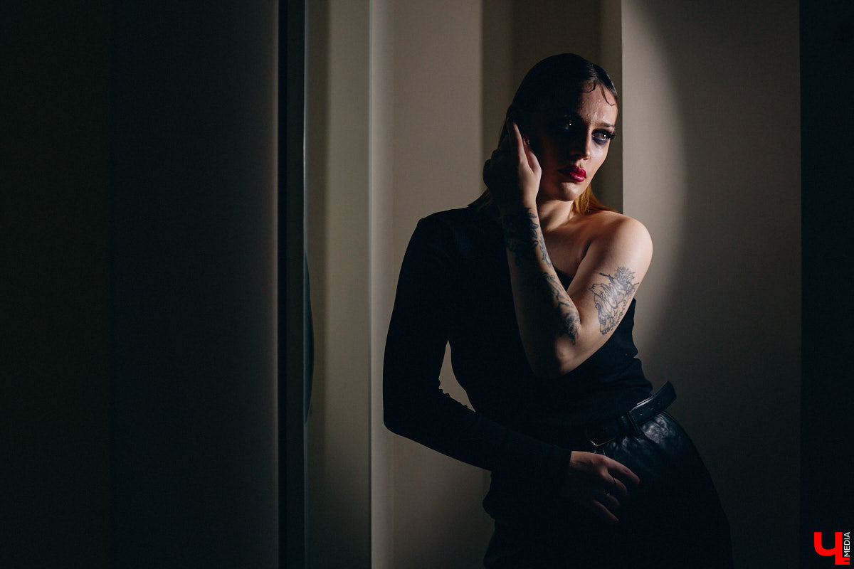 Впереди самая страшная ночь года! Время, когда устраивают пугающе веселые вечеринки или жуткие посиделки с друзьями. Ну а для любительниц макияжа это еще и повод придумать интересные образы. Для нашего издания визажист Ирина Фролкина продемонстрировала на модели Дарье Паниной два мейкапа, сочетающих в себе простоту нанесения и интересные детали.