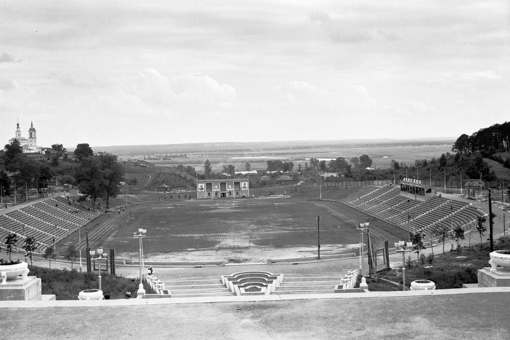 Юго-восточнее Московской заставы, в так называемой Лохани, еще в конце XVI — начале XVII века во избежание городского пожара поселили гончаров, делавших кирпич для «государева строения»: военных крепостей, казенных зданий, позже — посадских церквей. Спустя столетия только названия улиц и переулков в районе владимирского стадиона «Торпедо» напоминают о существовавшей там когда-то Гончарной слободе.