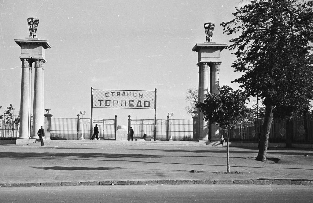 Юго-восточнее Московской заставы, в так называемой Лохани, еще в конце XVI — начале XVII века во избежание городского пожара поселили гончаров, делавших кирпич для «государева строения»: военных крепостей, казенных зданий, позже — посадских церквей. Спустя столетия только названия улиц и переулков в районе владимирского стадиона «Торпедо» напоминают о существовавшей там когда-то Гончарной слободе.
