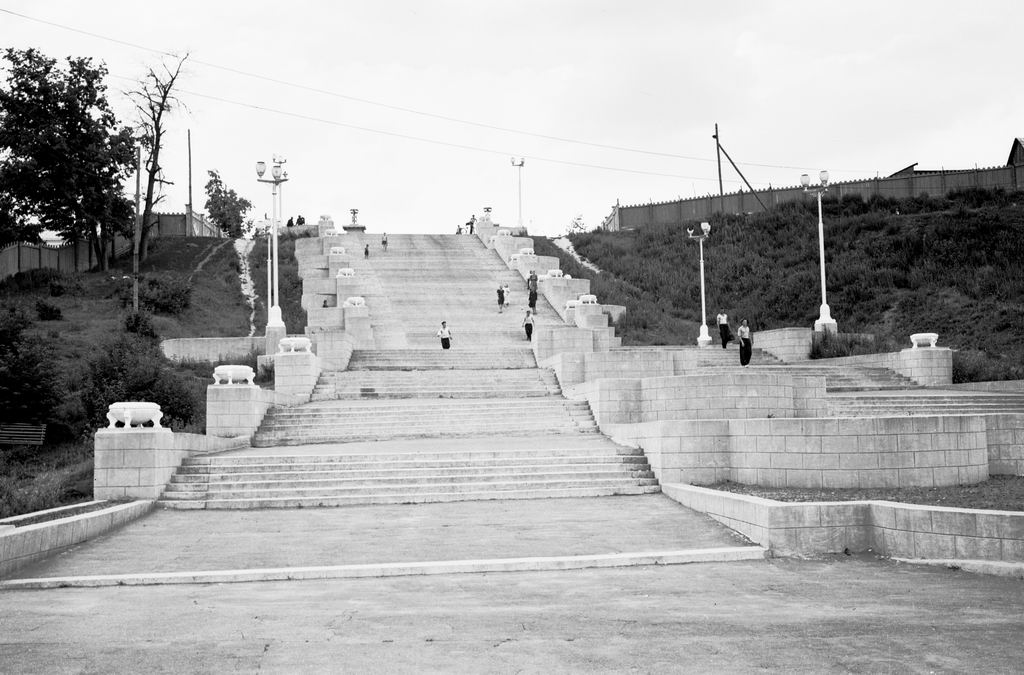 Юго-восточнее Московской заставы, в так называемой Лохани, еще в конце XVI — начале XVII века во избежание городского пожара поселили гончаров, делавших кирпич для «государева строения»: военных крепостей, казенных зданий, позже — посадских церквей. Спустя столетия только названия улиц и переулков в районе владимирского стадиона «Торпедо» напоминают о существовавшей там когда-то Гончарной слободе.