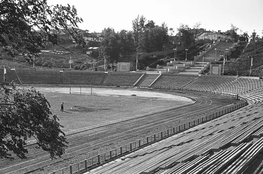 Юго-восточнее Московской заставы, в так называемой Лохани, еще в конце XVI — начале XVII века во избежание городского пожара поселили гончаров, делавших кирпич для «государева строения»: военных крепостей, казенных зданий, позже — посадских церквей. Спустя столетия только названия улиц и переулков в районе владимирского стадиона «Торпедо» напоминают о существовавшей там когда-то Гончарной слободе.