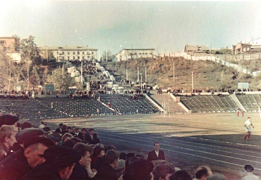 Юго-восточнее Московской заставы, в так называемой Лохани, еще в конце XVI — начале XVII века во избежание городского пожара поселили гончаров, делавших кирпич для «государева строения»: военных крепостей, казенных зданий, позже — посадских церквей. Спустя столетия только названия улиц и переулков в районе владимирского стадиона «Торпедо» напоминают о существовавшей там когда-то Гончарной слободе.