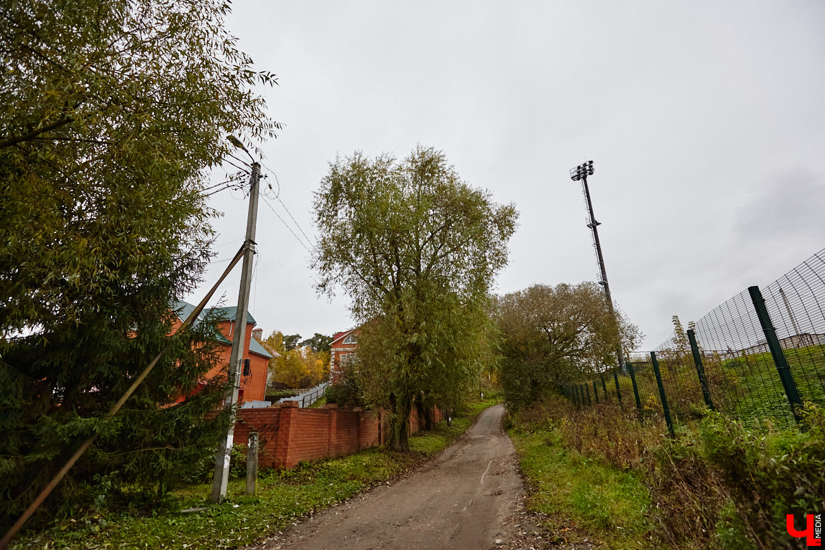 Юго-восточнее Московской заставы, в так называемой Лохани, еще в конце XVI — начале XVII века во избежание городского пожара поселили гончаров, делавших кирпич для «государева строения»: военных крепостей, казенных зданий, позже — посадских церквей. Спустя столетия только названия улиц и переулков в районе владимирского стадиона «Торпедо» напоминают о существовавшей там когда-то Гончарной слободе.