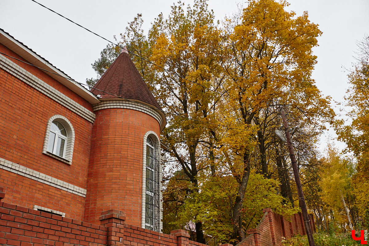 Юго-восточнее Московской заставы, в так называемой Лохани, еще в конце XVI — начале XVII века во избежание городского пожара поселили гончаров, делавших кирпич для «государева строения»: военных крепостей, казенных зданий, позже — посадских церквей. Спустя столетия только названия улиц и переулков в районе владимирского стадиона «Торпедо» напоминают о существовавшей там когда-то Гончарной слободе.