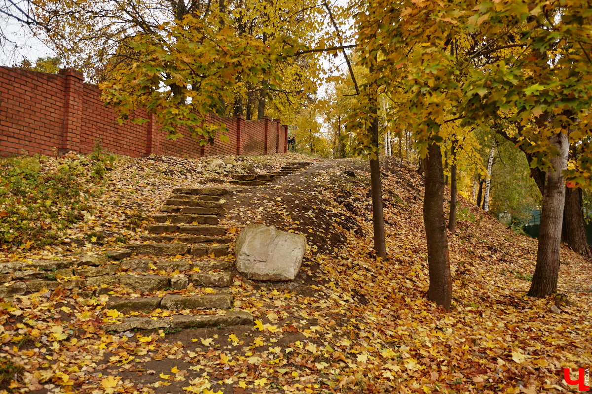 Юго-восточнее Московской заставы, в так называемой Лохани, еще в конце XVI — начале XVII века во избежание городского пожара поселили гончаров, делавших кирпич для «государева строения»: военных крепостей, казенных зданий, позже — посадских церквей. Спустя столетия только названия улиц и переулков в районе владимирского стадиона «Торпедо» напоминают о существовавшей там когда-то Гончарной слободе.