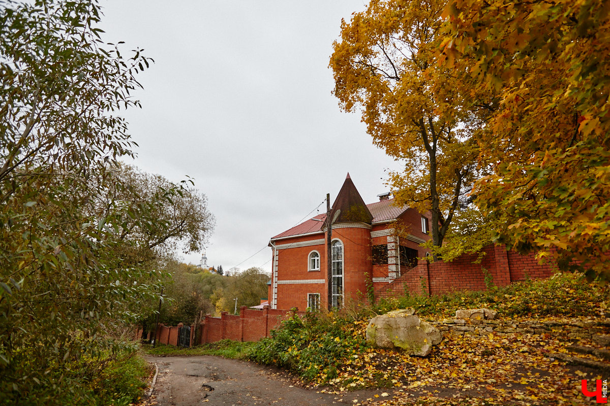 Юго-восточнее Московской заставы, в так называемой Лохани, еще в конце XVI — начале XVII века во избежание городского пожара поселили гончаров, делавших кирпич для «государева строения»: военных крепостей, казенных зданий, позже — посадских церквей. Спустя столетия только названия улиц и переулков в районе владимирского стадиона «Торпедо» напоминают о существовавшей там когда-то Гончарной слободе.