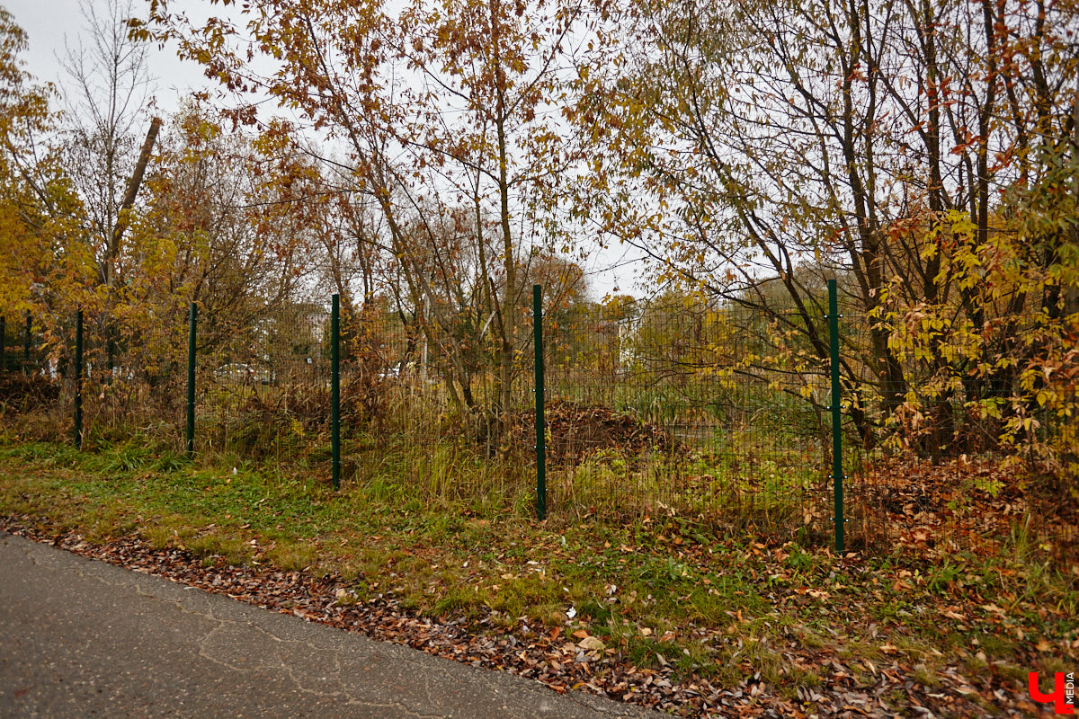 Юго-восточнее Московской заставы, в так называемой Лохани, еще в конце XVI — начале XVII века во избежание городского пожара поселили гончаров, делавших кирпич для «государева строения»: военных крепостей, казенных зданий, позже — посадских церквей. Спустя столетия только названия улиц и переулков в районе владимирского стадиона «Торпедо» напоминают о существовавшей там когда-то Гончарной слободе.