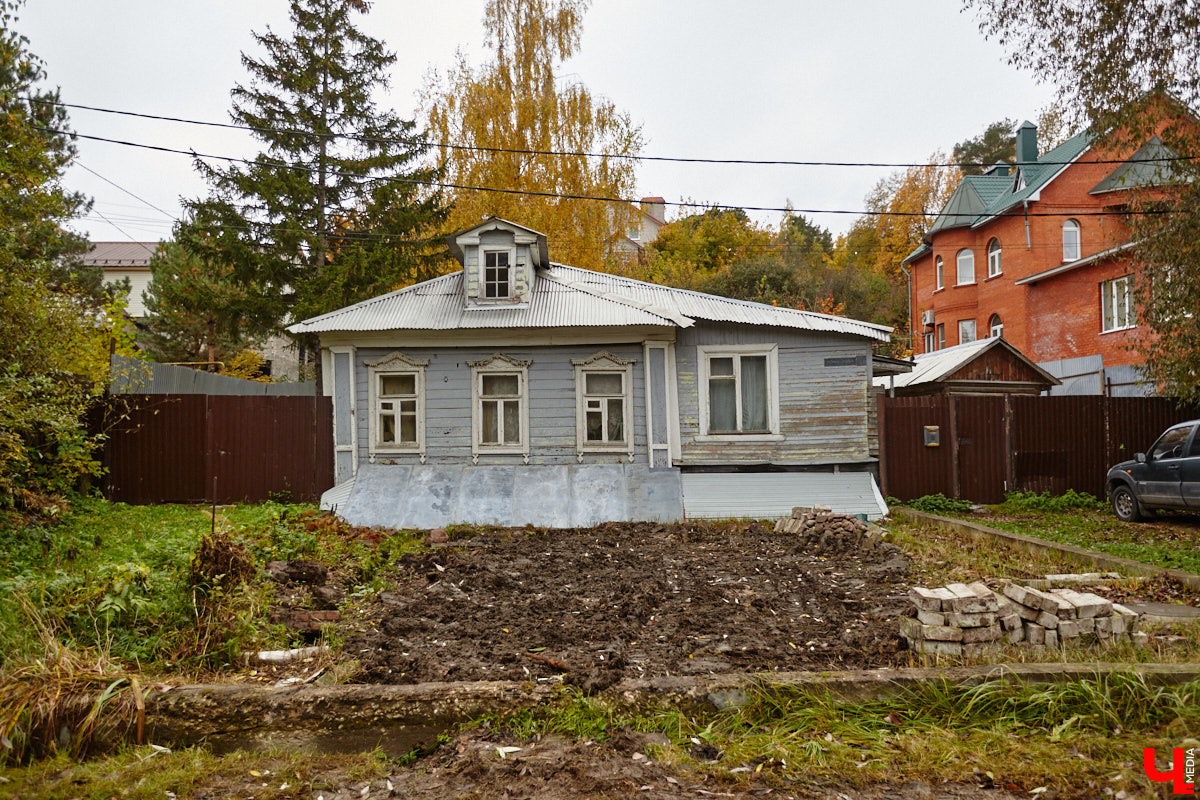 Юго-восточнее Московской заставы, в так называемой Лохани, еще в конце XVI — начале XVII века во избежание городского пожара поселили гончаров, делавших кирпич для «государева строения»: военных крепостей, казенных зданий, позже — посадских церквей. Спустя столетия только названия улиц и переулков в районе владимирского стадиона «Торпедо» напоминают о существовавшей там когда-то Гончарной слободе.