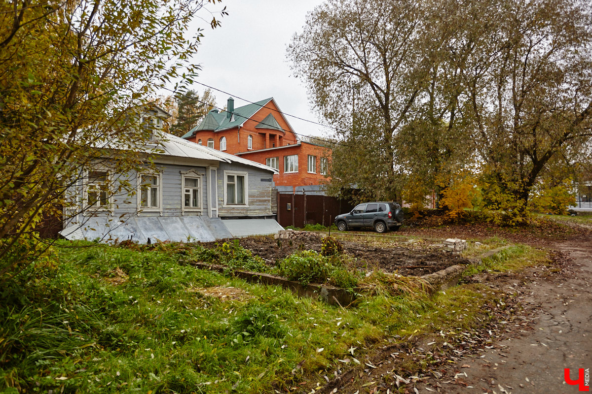 Юго-восточнее Московской заставы, в так называемой Лохани, еще в конце XVI — начале XVII века во избежание городского пожара поселили гончаров, делавших кирпич для «государева строения»: военных крепостей, казенных зданий, позже — посадских церквей. Спустя столетия только названия улиц и переулков в районе владимирского стадиона «Торпедо» напоминают о существовавшей там когда-то Гончарной слободе.