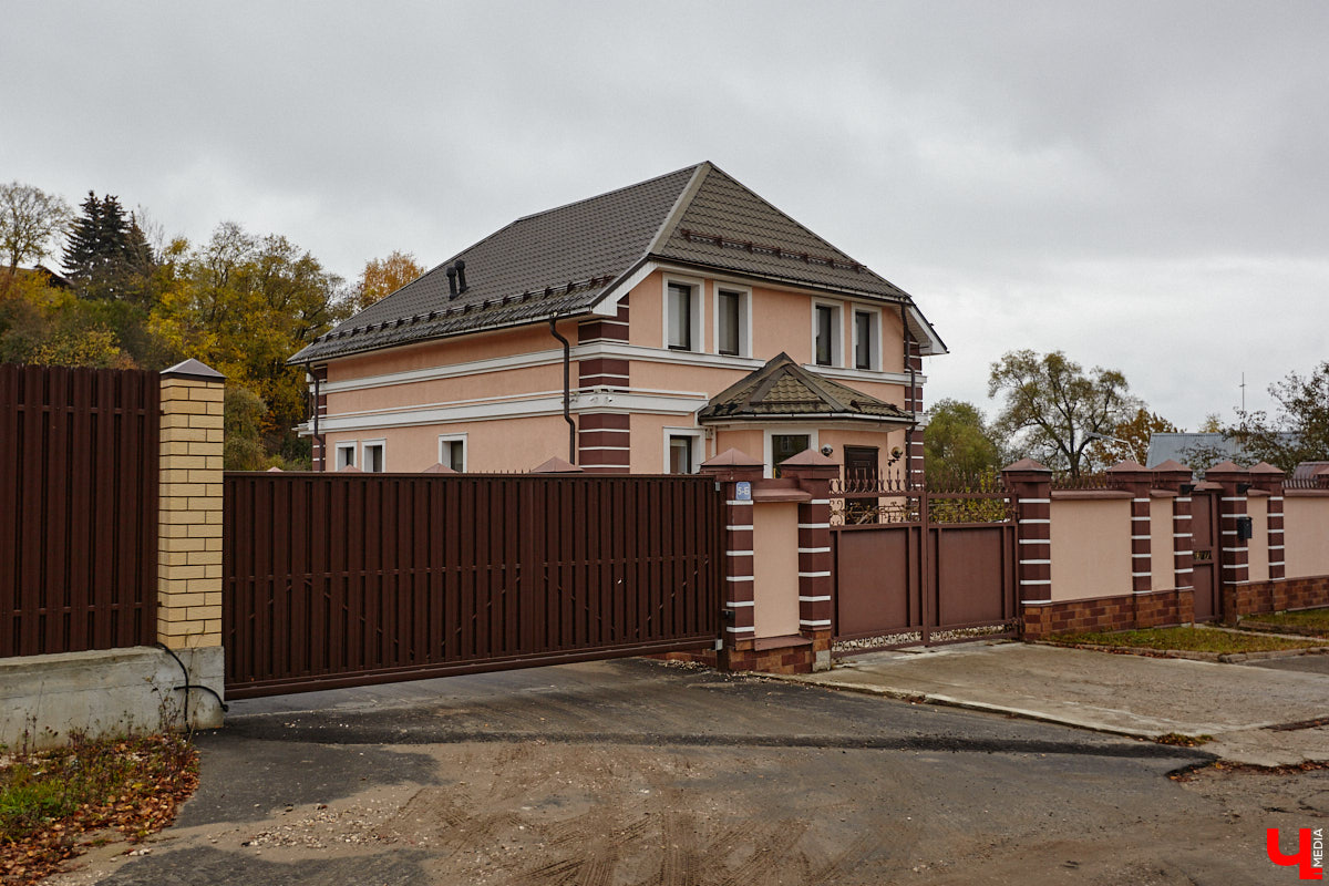 Юго-восточнее Московской заставы, в так называемой Лохани, еще в конце XVI — начале XVII века во избежание городского пожара поселили гончаров, делавших кирпич для «государева строения»: военных крепостей, казенных зданий, позже — посадских церквей. Спустя столетия только названия улиц и переулков в районе владимирского стадиона «Торпедо» напоминают о существовавшей там когда-то Гончарной слободе.