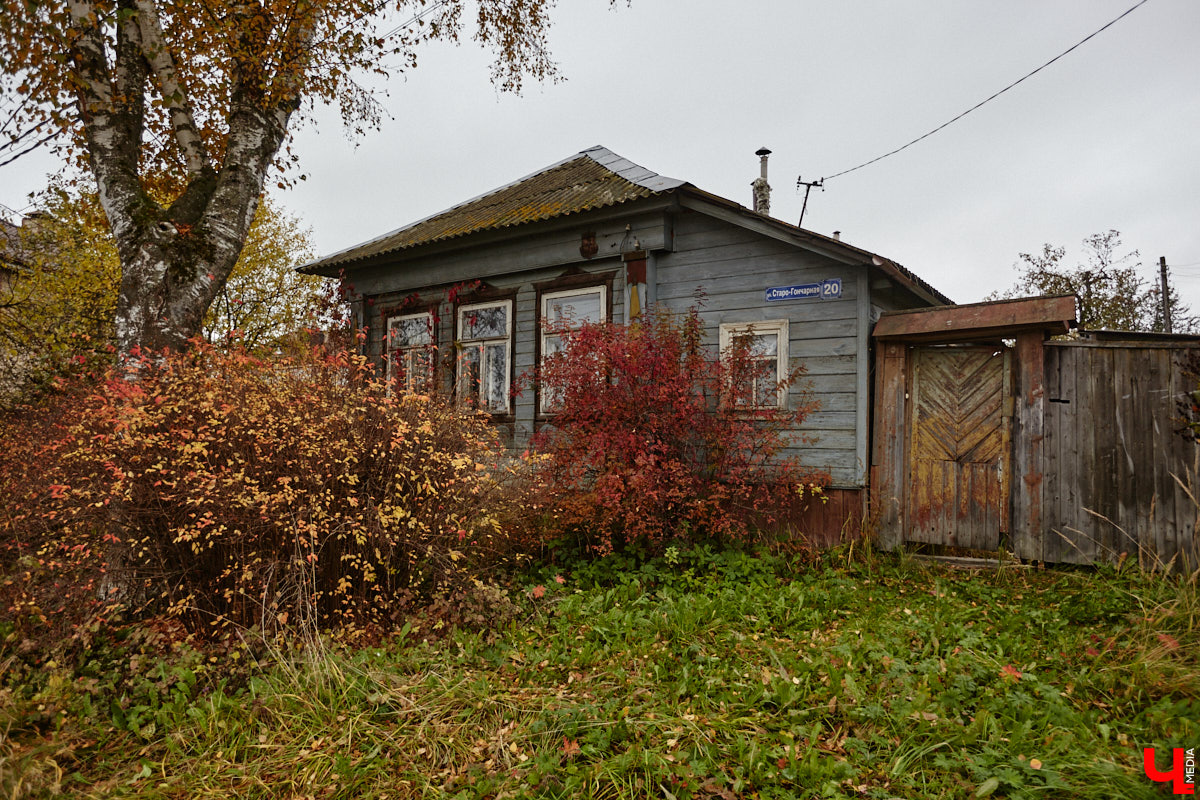 Юго-восточнее Московской заставы, в так называемой Лохани, еще в конце XVI — начале XVII века во избежание городского пожара поселили гончаров, делавших кирпич для «государева строения»: военных крепостей, казенных зданий, позже — посадских церквей. Спустя столетия только названия улиц и переулков в районе владимирского стадиона «Торпедо» напоминают о существовавшей там когда-то Гончарной слободе.