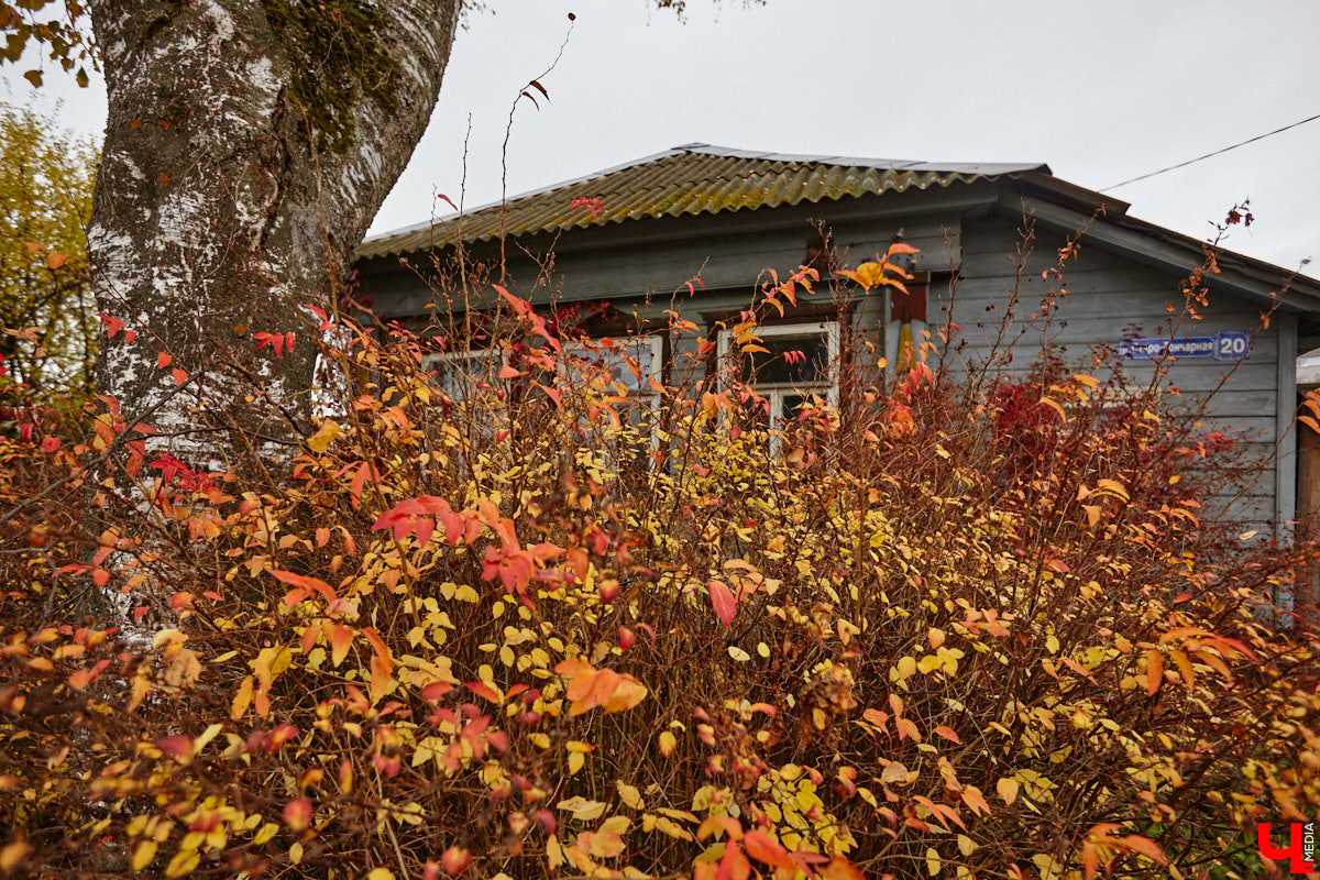 Юго-восточнее Московской заставы, в так называемой Лохани, еще в конце XVI — начале XVII века во избежание городского пожара поселили гончаров, делавших кирпич для «государева строения»: военных крепостей, казенных зданий, позже — посадских церквей. Спустя столетия только названия улиц и переулков в районе владимирского стадиона «Торпедо» напоминают о существовавшей там когда-то Гончарной слободе.