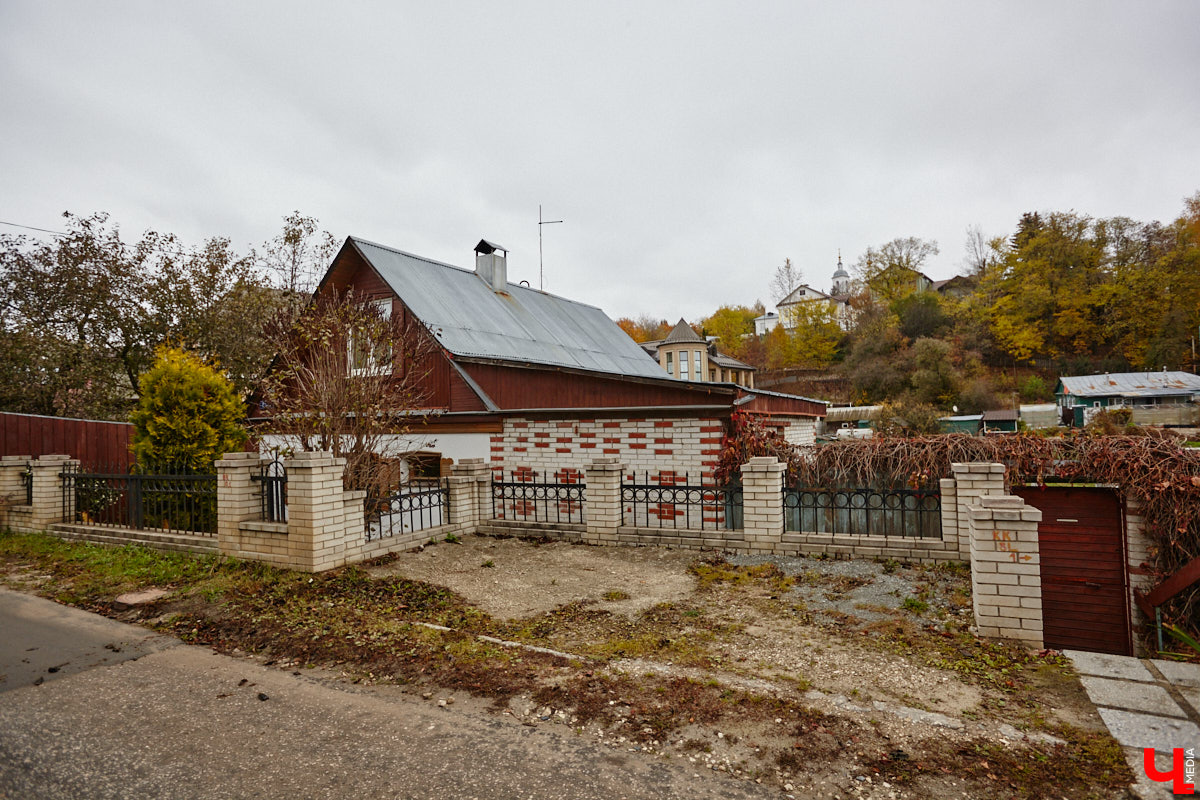 Юго-восточнее Московской заставы, в так называемой Лохани, еще в конце XVI — начале XVII века во избежание городского пожара поселили гончаров, делавших кирпич для «государева строения»: военных крепостей, казенных зданий, позже — посадских церквей. Спустя столетия только названия улиц и переулков в районе владимирского стадиона «Торпедо» напоминают о существовавшей там когда-то Гончарной слободе.