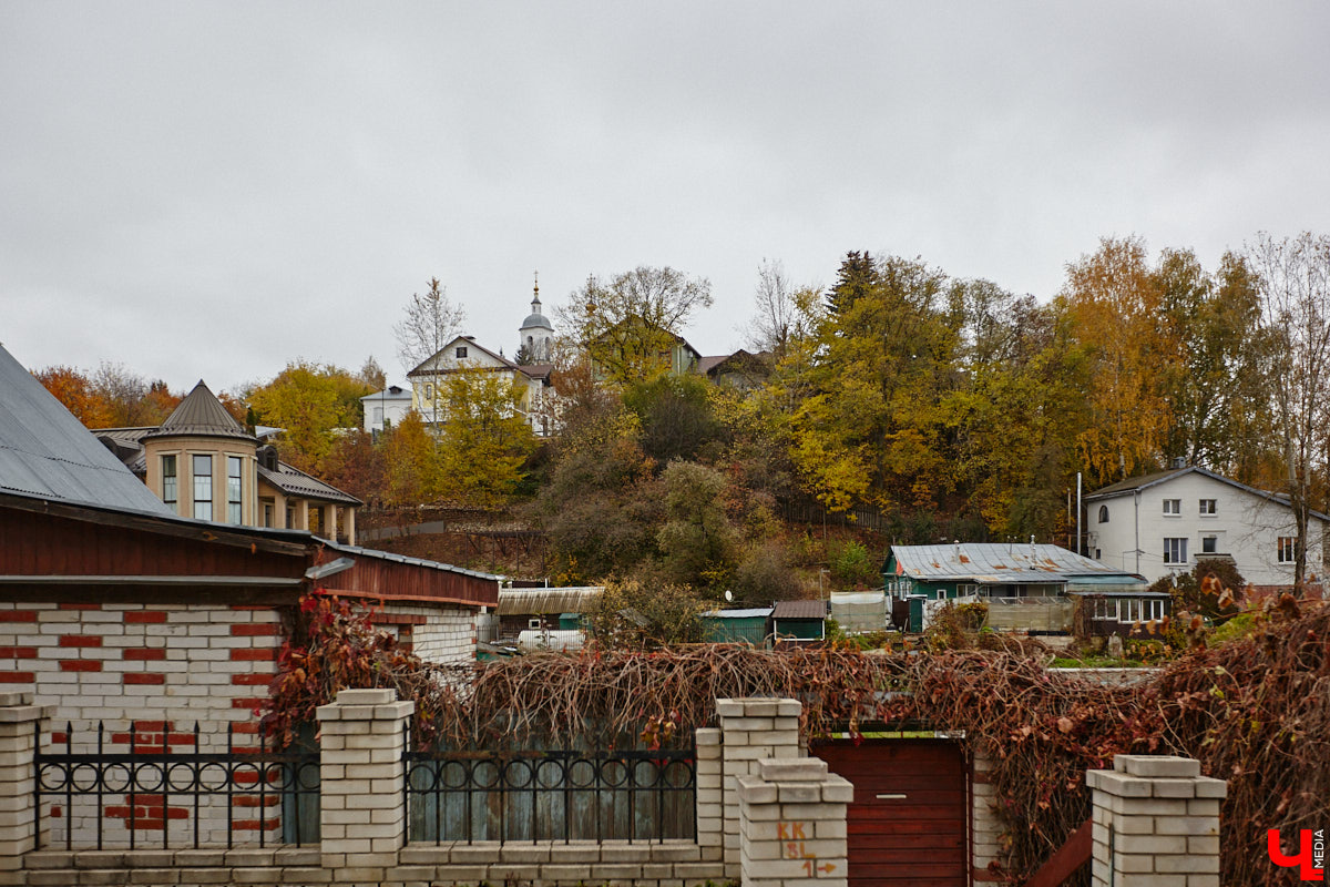 Юго-восточнее Московской заставы, в так называемой Лохани, еще в конце XVI — начале XVII века во избежание городского пожара поселили гончаров, делавших кирпич для «государева строения»: военных крепостей, казенных зданий, позже — посадских церквей. Спустя столетия только названия улиц и переулков в районе владимирского стадиона «Торпедо» напоминают о существовавшей там когда-то Гончарной слободе.