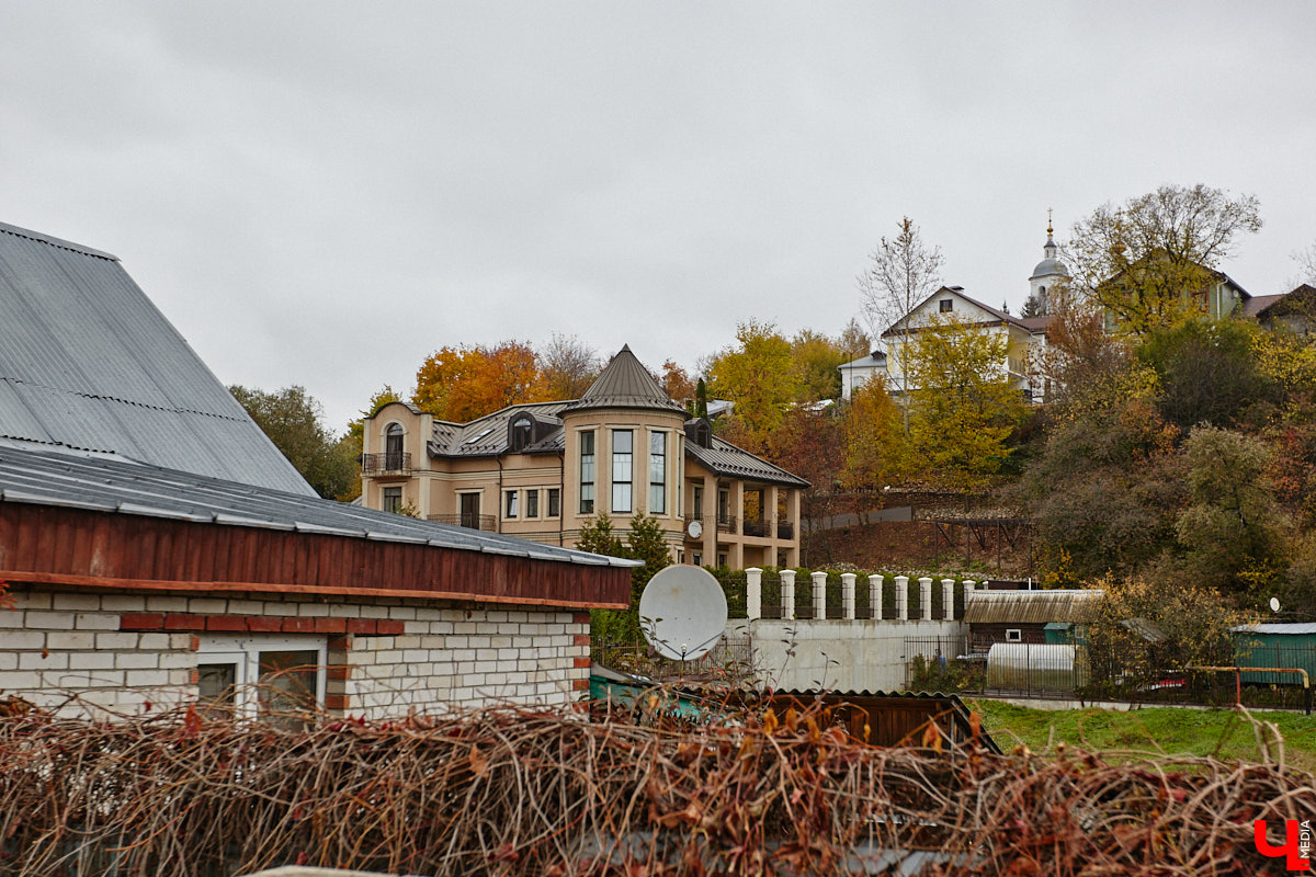 Юго-восточнее Московской заставы, в так называемой Лохани, еще в конце XVI — начале XVII века во избежание городского пожара поселили гончаров, делавших кирпич для «государева строения»: военных крепостей, казенных зданий, позже — посадских церквей. Спустя столетия только названия улиц и переулков в районе владимирского стадиона «Торпедо» напоминают о существовавшей там когда-то Гончарной слободе.