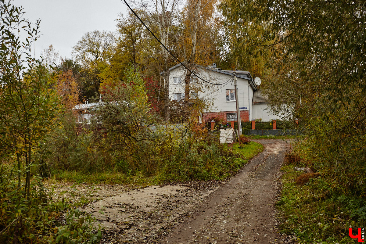 Юго-восточнее Московской заставы, в так называемой Лохани, еще в конце XVI — начале XVII века во избежание городского пожара поселили гончаров, делавших кирпич для «государева строения»: военных крепостей, казенных зданий, позже — посадских церквей. Спустя столетия только названия улиц и переулков в районе владимирского стадиона «Торпедо» напоминают о существовавшей там когда-то Гончарной слободе.