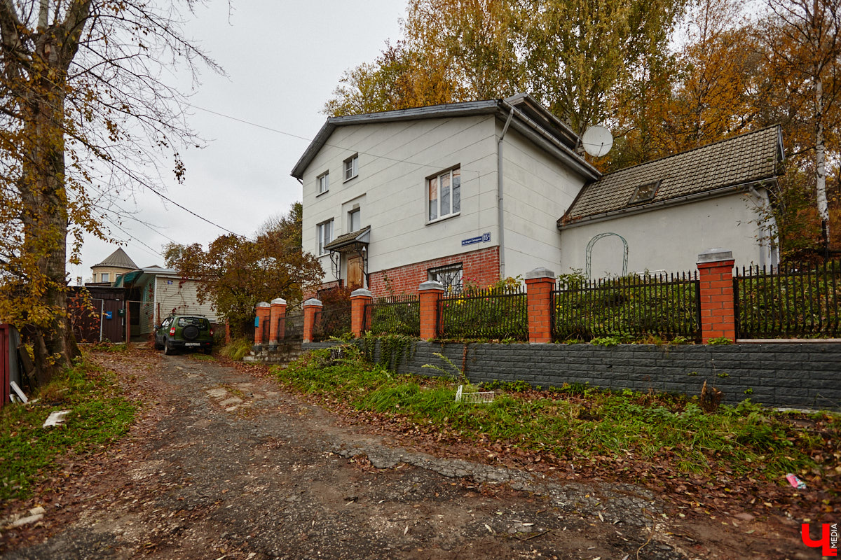 Юго-восточнее Московской заставы, в так называемой Лохани, еще в конце XVI — начале XVII века во избежание городского пожара поселили гончаров, делавших кирпич для «государева строения»: военных крепостей, казенных зданий, позже — посадских церквей. Спустя столетия только названия улиц и переулков в районе владимирского стадиона «Торпедо» напоминают о существовавшей там когда-то Гончарной слободе.