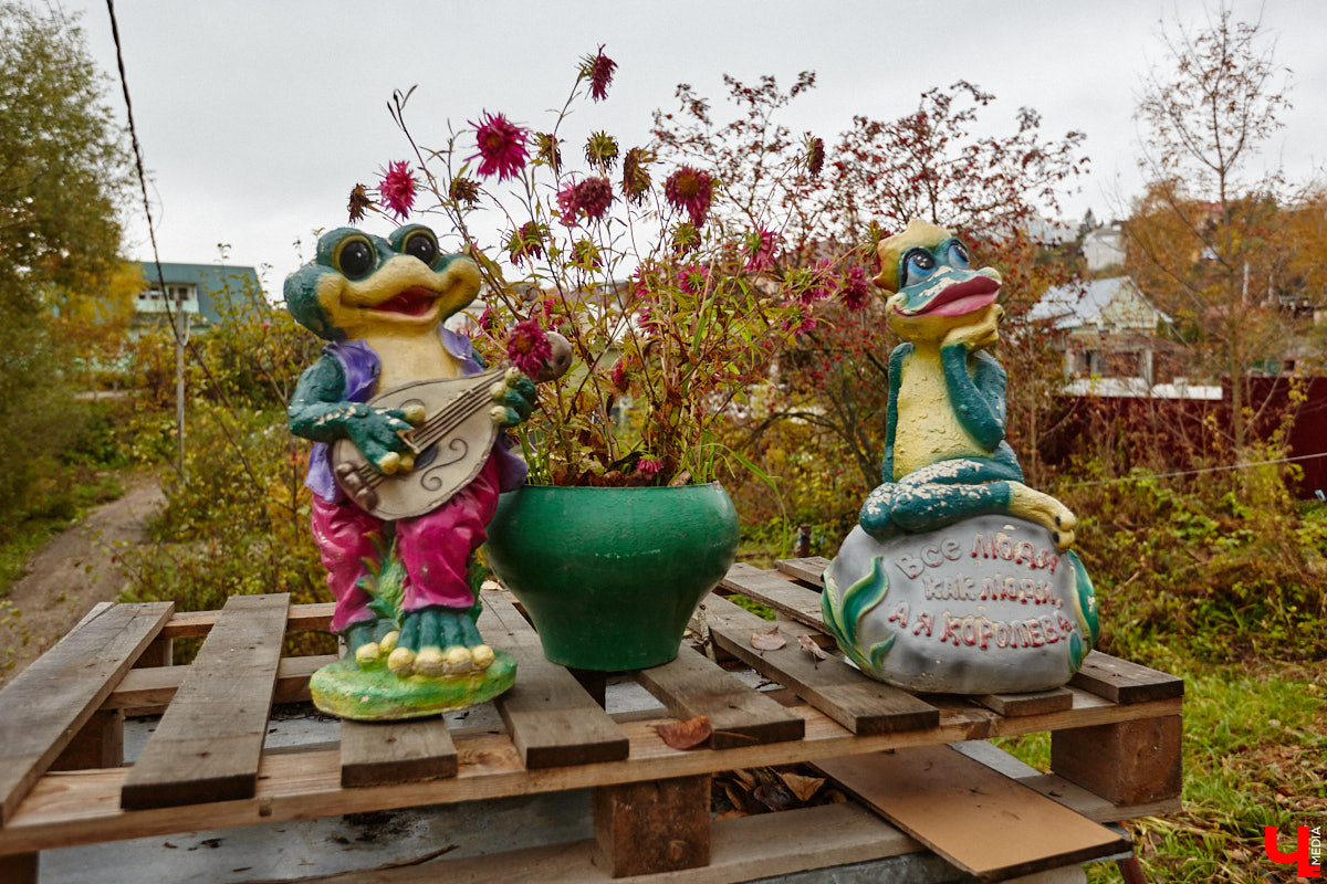 Юго-восточнее Московской заставы, в так называемой Лохани, еще в конце XVI — начале XVII века во избежание городского пожара поселили гончаров, делавших кирпич для «государева строения»: военных крепостей, казенных зданий, позже — посадских церквей. Спустя столетия только названия улиц и переулков в районе владимирского стадиона «Торпедо» напоминают о существовавшей там когда-то Гончарной слободе.