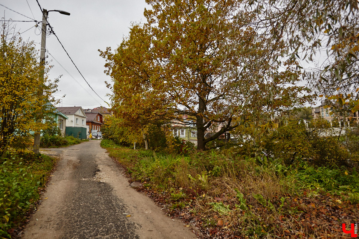 Юго-восточнее Московской заставы, в так называемой Лохани, еще в конце XVI — начале XVII века во избежание городского пожара поселили гончаров, делавших кирпич для «государева строения»: военных крепостей, казенных зданий, позже — посадских церквей. Спустя столетия только названия улиц и переулков в районе владимирского стадиона «Торпедо» напоминают о существовавшей там когда-то Гончарной слободе.