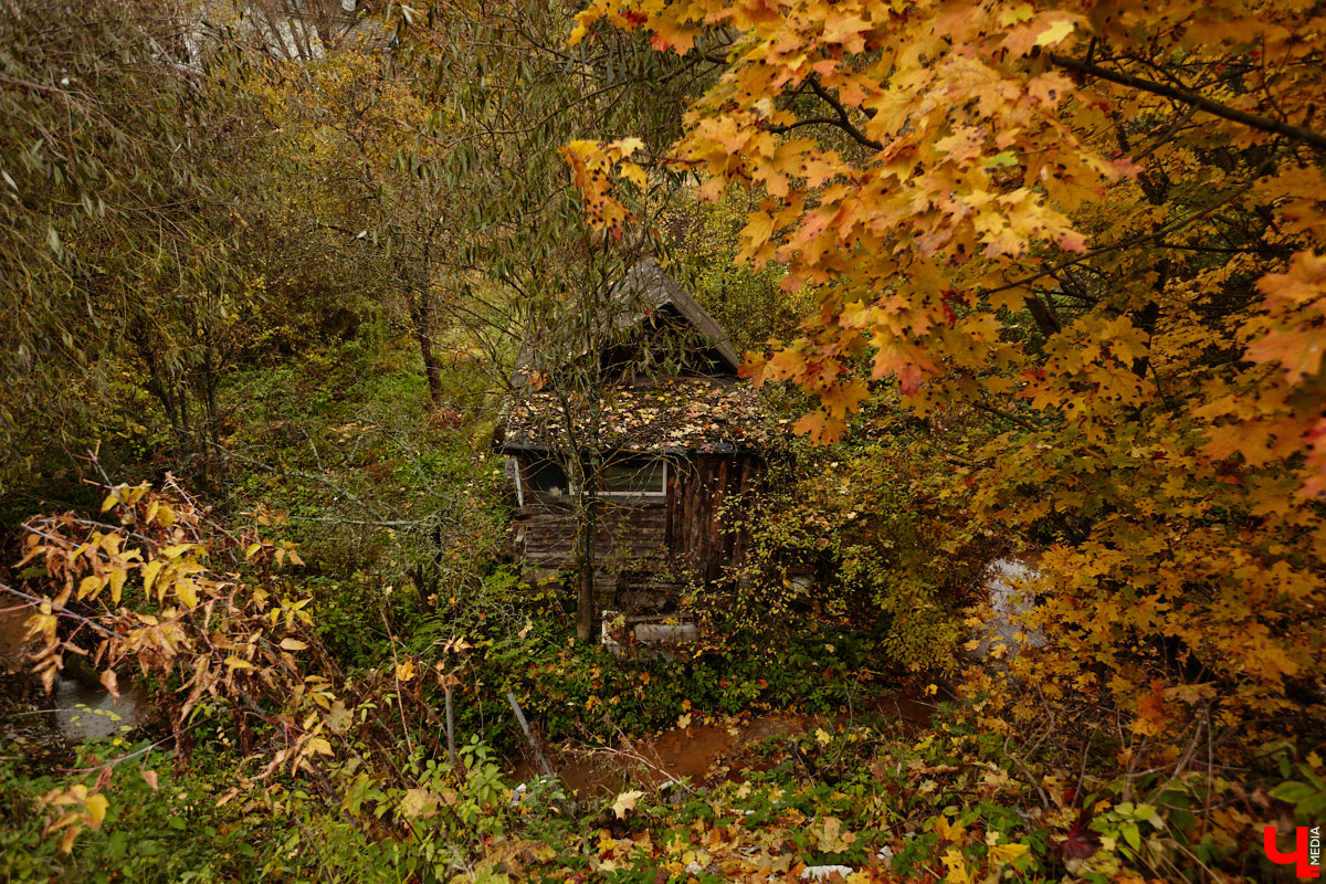 Юго-восточнее Московской заставы, в так называемой Лохани, еще в конце XVI — начале XVII века во избежание городского пожара поселили гончаров, делавших кирпич для «государева строения»: военных крепостей, казенных зданий, позже — посадских церквей. Спустя столетия только названия улиц и переулков в районе владимирского стадиона «Торпедо» напоминают о существовавшей там когда-то Гончарной слободе.