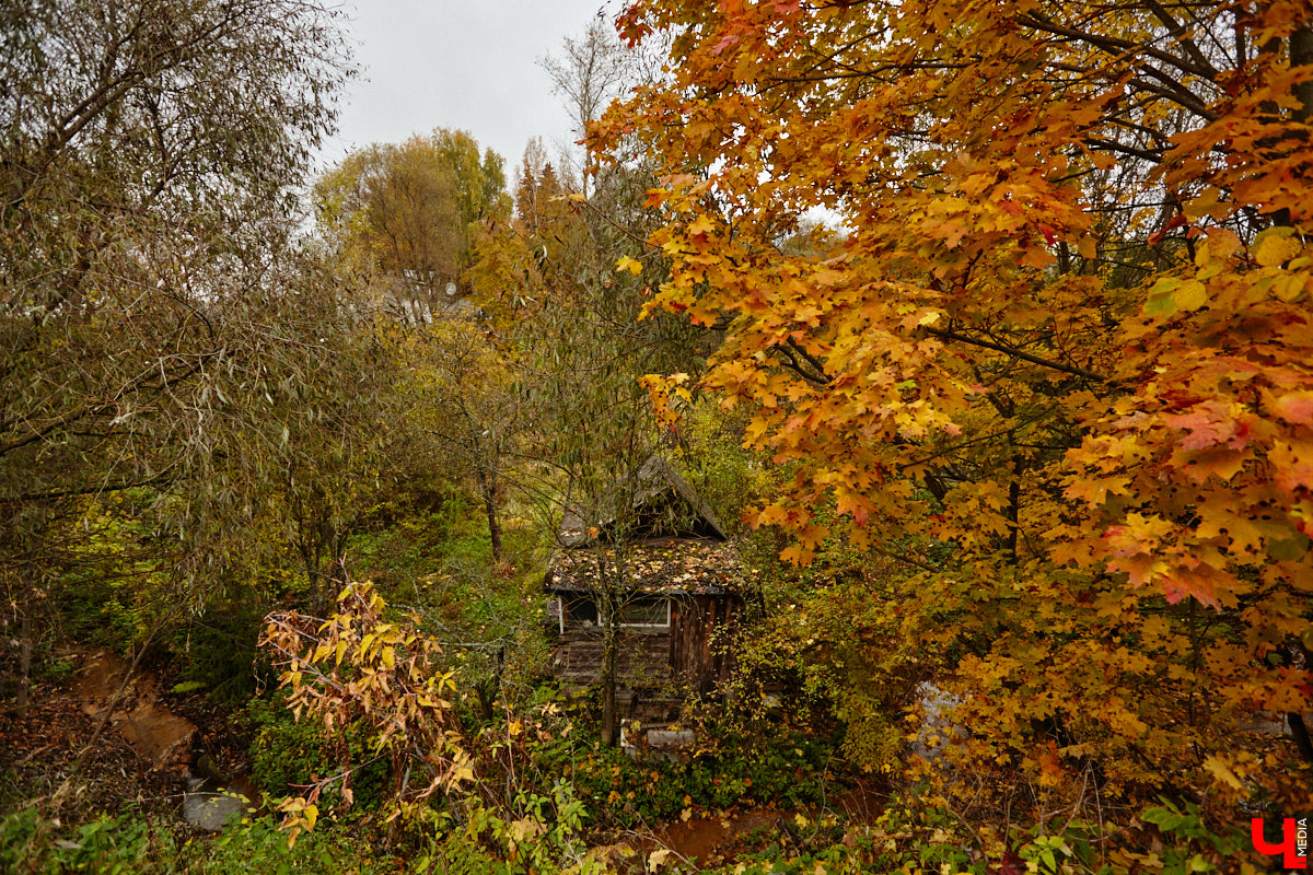 Юго-восточнее Московской заставы, в так называемой Лохани, еще в конце XVI — начале XVII века во избежание городского пожара поселили гончаров, делавших кирпич для «государева строения»: военных крепостей, казенных зданий, позже — посадских церквей. Спустя столетия только названия улиц и переулков в районе владимирского стадиона «Торпедо» напоминают о существовавшей там когда-то Гончарной слободе.