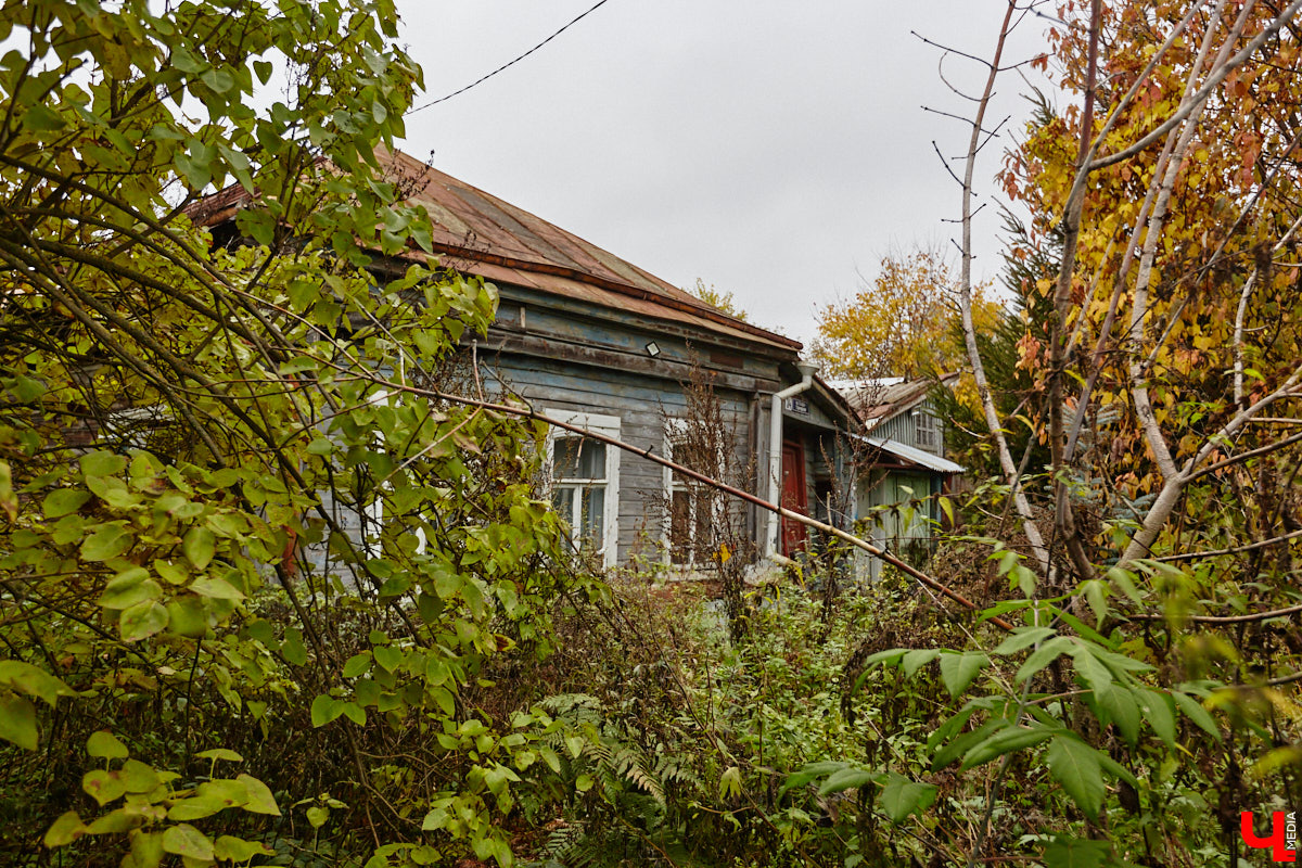 Юго-восточнее Московской заставы, в так называемой Лохани, еще в конце XVI — начале XVII века во избежание городского пожара поселили гончаров, делавших кирпич для «государева строения»: военных крепостей, казенных зданий, позже — посадских церквей. Спустя столетия только названия улиц и переулков в районе владимирского стадиона «Торпедо» напоминают о существовавшей там когда-то Гончарной слободе.