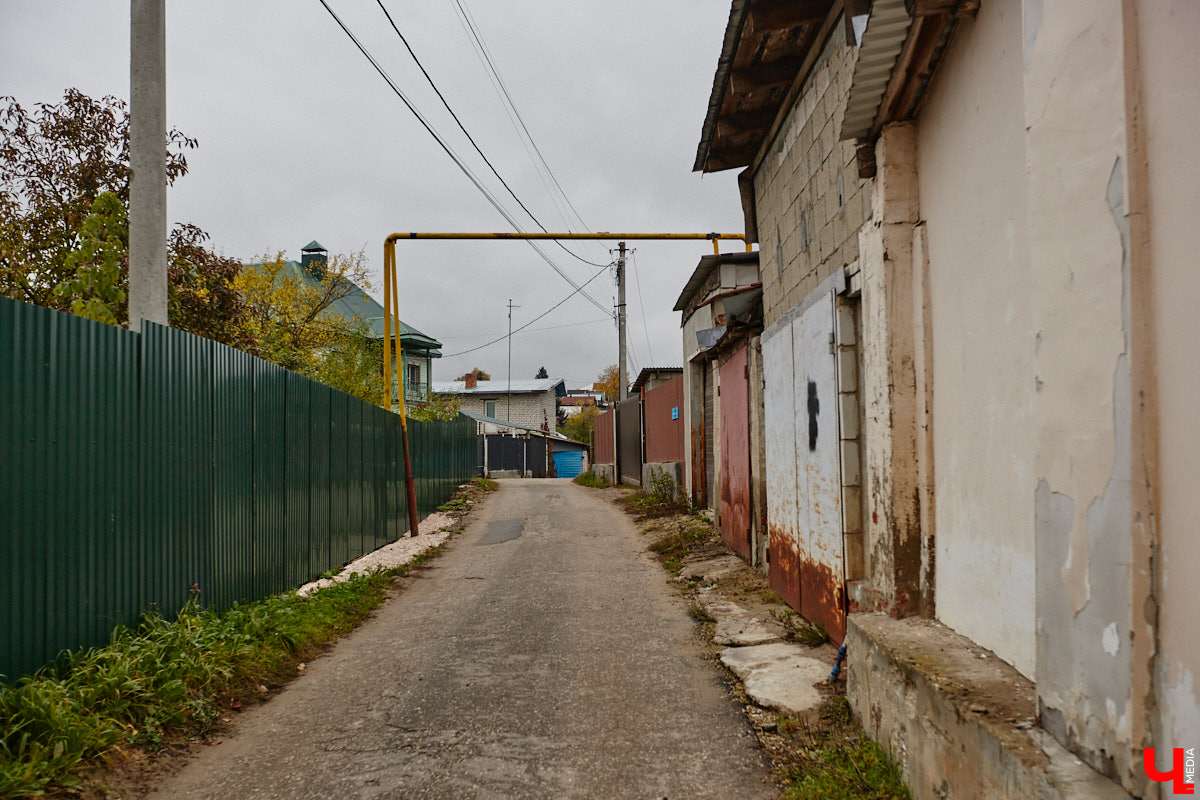 Юго-восточнее Московской заставы, в так называемой Лохани, еще в конце XVI — начале XVII века во избежание городского пожара поселили гончаров, делавших кирпич для «государева строения»: военных крепостей, казенных зданий, позже — посадских церквей. Спустя столетия только названия улиц и переулков в районе владимирского стадиона «Торпедо» напоминают о существовавшей там когда-то Гончарной слободе.