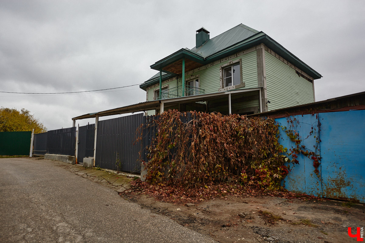 Юго-восточнее Московской заставы, в так называемой Лохани, еще в конце XVI — начале XVII века во избежание городского пожара поселили гончаров, делавших кирпич для «государева строения»: военных крепостей, казенных зданий, позже — посадских церквей. Спустя столетия только названия улиц и переулков в районе владимирского стадиона «Торпедо» напоминают о существовавшей там когда-то Гончарной слободе.